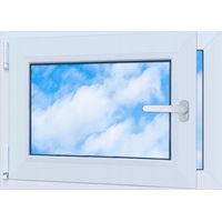 Ventana de PVC blanca de 70x50 mm a la izquierda, nueva ventana oscilobatiente de 700x500 mm con doble acristalamiento.