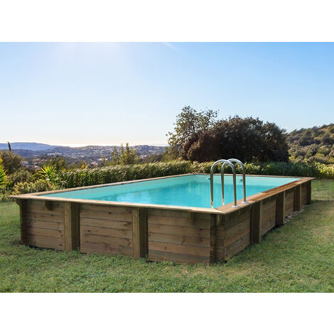 Piscina rectangular en la típica arquitectura mediterránea en el