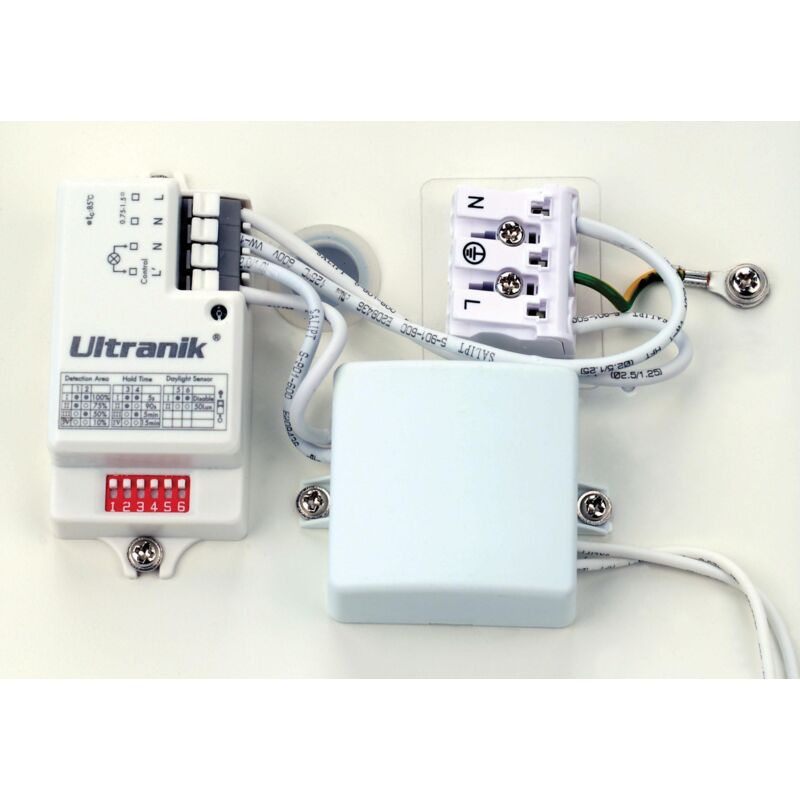 C4 cct s- Plaf./Appl. Mur IP44 led intég. 22W 4000K 1900lm, sensor, chrome