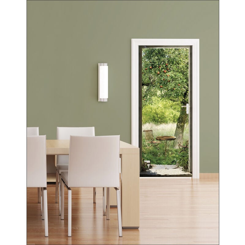 Sticker mural décoratif pour porte, trompe l'oeil porte ouverte avec vue sur verger, coin détente avec table et chaises sous pommier, 204 cm x 83 cm