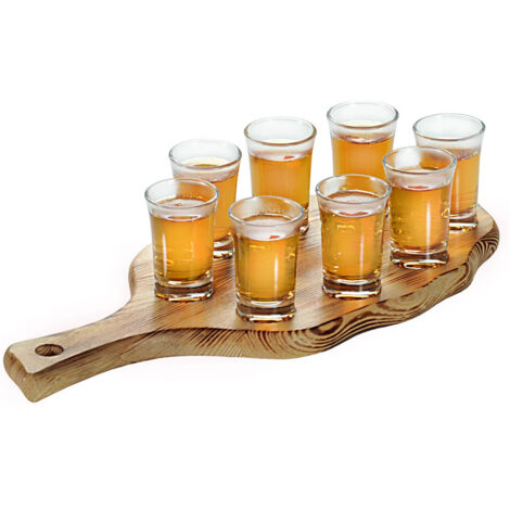 Planche en bois avec verres à vodka
