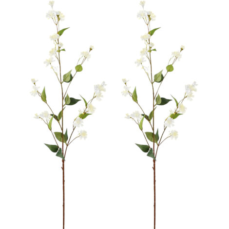Planta decorativa hecha de crisantemos blancos artificiales.