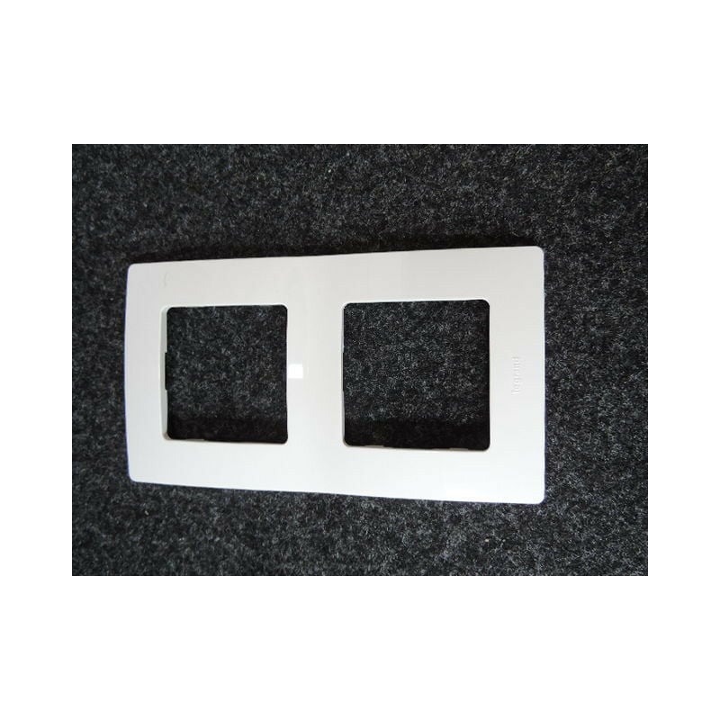 Plaque de finition 2 postes blanc laqué éclat entraxe 71mm horiz-vertical Niloé Legrand