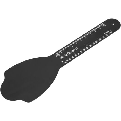 Plaque photographique intra‑orale C‑4A avec échelle dentaire et fond contrasté noir professionnel