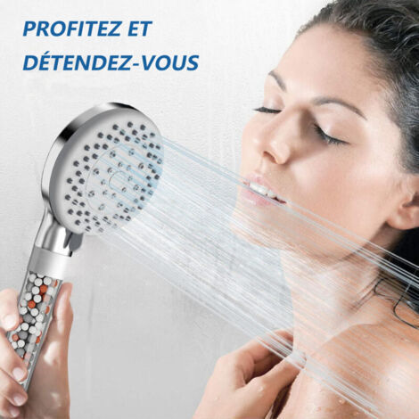 Pommeau de douche économe en eau avec 5 buses, filtration à 3 couches et finition en pierre naturelle.