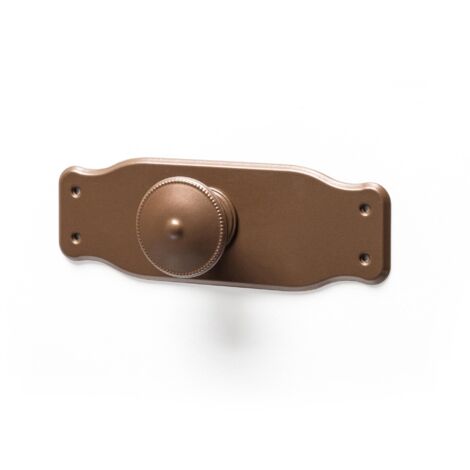 Pomo en placa con acabado brandy de zamak, dimensiones: 110x38x26mm -