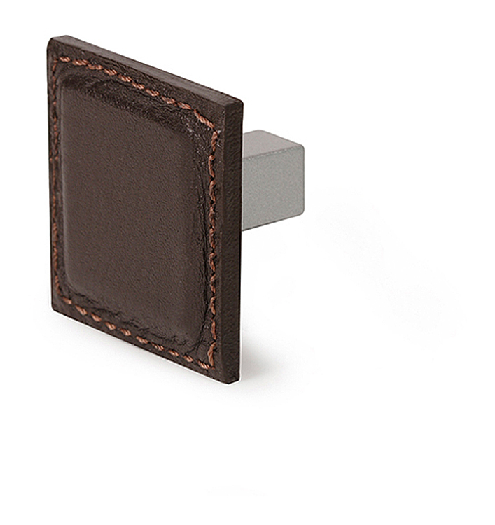 

Pomo Mueble | Estilo Decorativo | Fabricado en Piel - Zamak | Acabado en Chocolate - Aluminio | Medidas 44*44*29 mm | Sistema de Fijación Atornillado