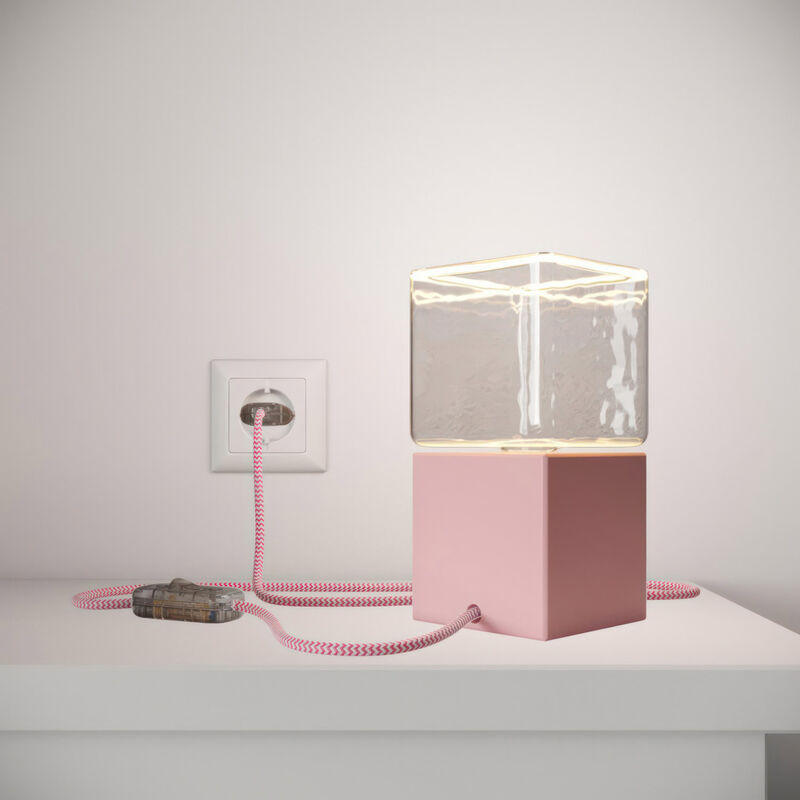 Image of Posaluce Cubetto Color, lampada da tavolo in legno verniciato completa di cavo tessile, interruttore e spina a 2 poli Senza lampadina - Rosa - Senza