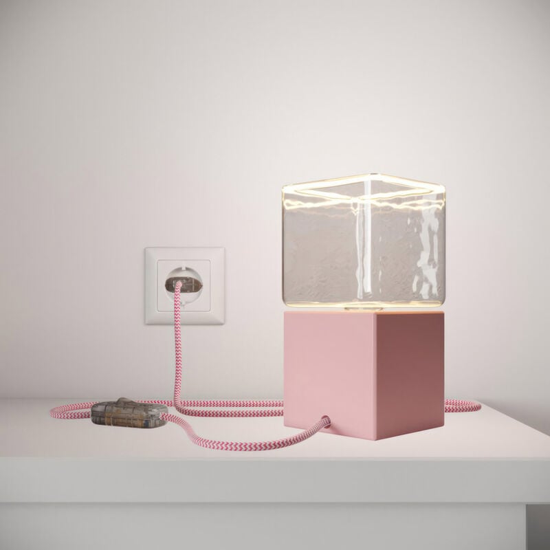 

Posaluce Cubetto Color, lámpara de mesa de madera lacada con cable textil, interruptor y enchufe de 2 polos | Con bombilla - Rosa - Rosa