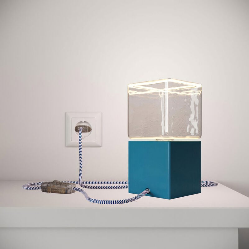 

Posaluce Cubetto Color, lámpara de mesa de madera lacada con cable textil, interruptor y enchufe de 2 polos | Con bombilla - Azul - Azul