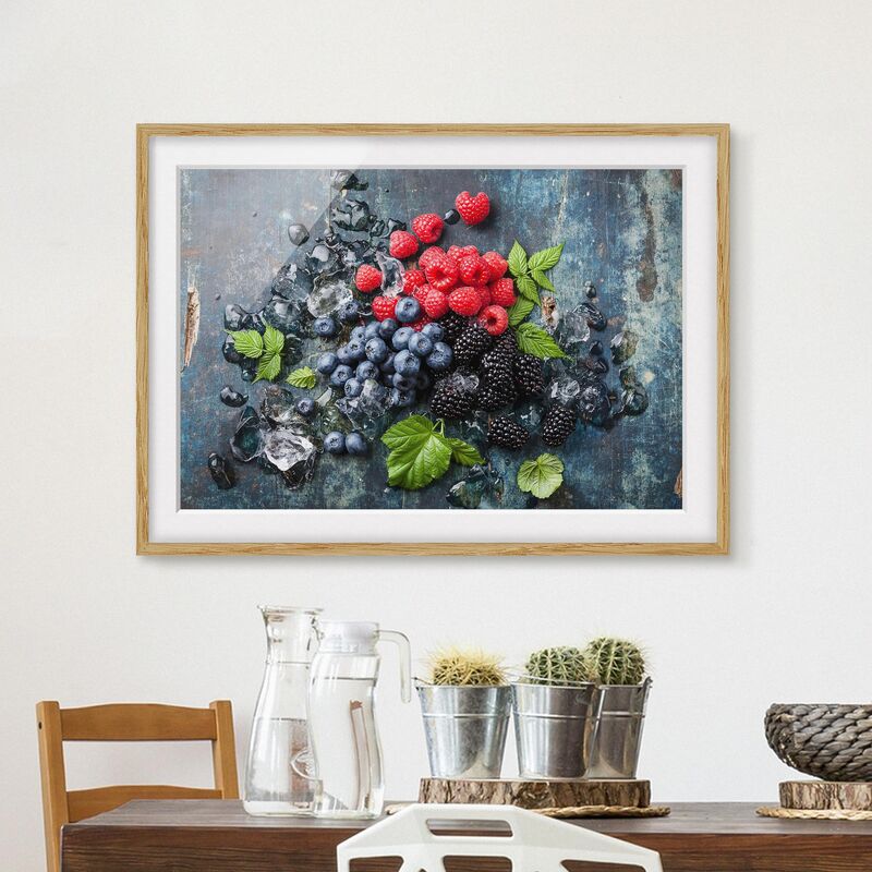 

Póster enmarcado - Berry Mix With Ice Cubes Wood Dimensión LxA: 50cm x 70cm, Marco: Roble