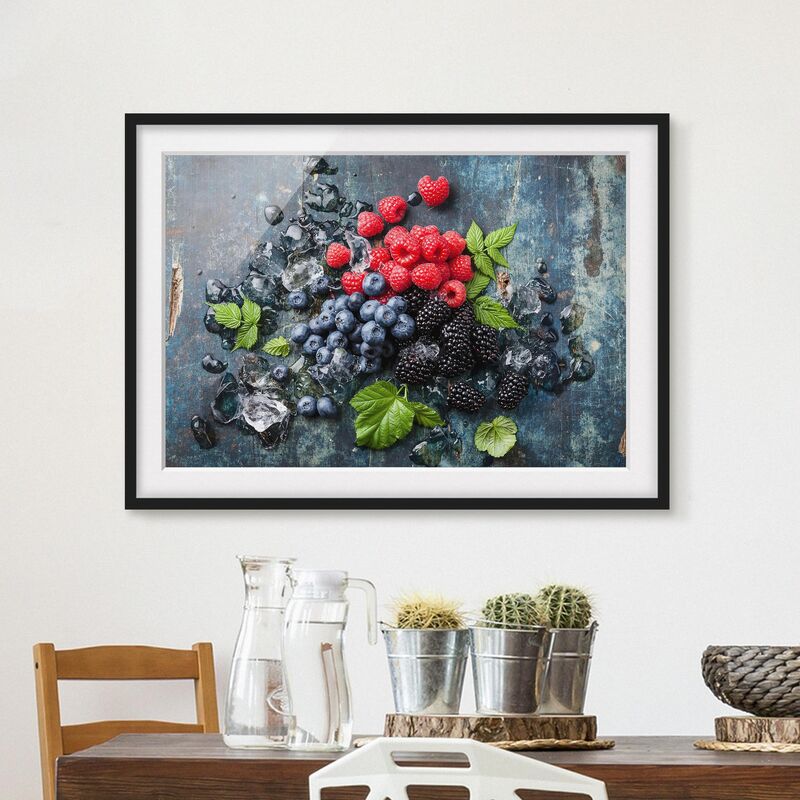 

Póster enmarcado - Berry Mix With Ice Cubes Wood Dimensión LxA: 18cm x 24cm, Marco: Negro