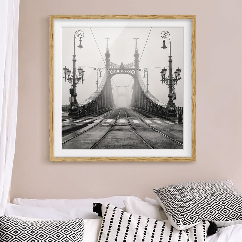 

Póster enmarcado - Bridge In Budapest Dimensión LxA: 70cm x 70cm, Marco: Roble