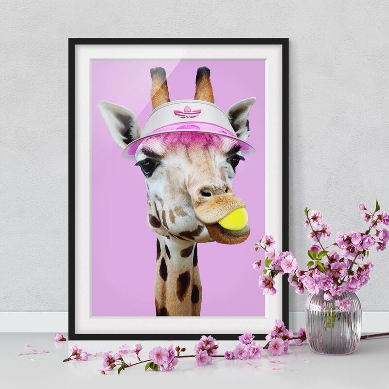 

Póster enmarcado - Giraffa nel tennis Dimensión LxA: 100cm x 70cm, Marco: Negro