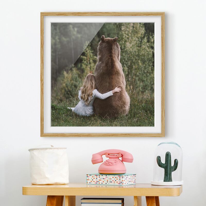 

Póster enmarcado - Ragazza Con Brown Bear Dimensión LxA: 20cm x 20cm, Marco: Roble