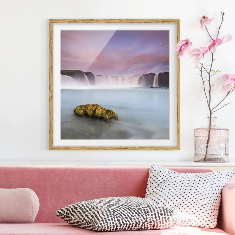 

Póster enmarcado - Goafoss And The Moon Dimensión LxA: 50cm x 50cm, Marco: Roble