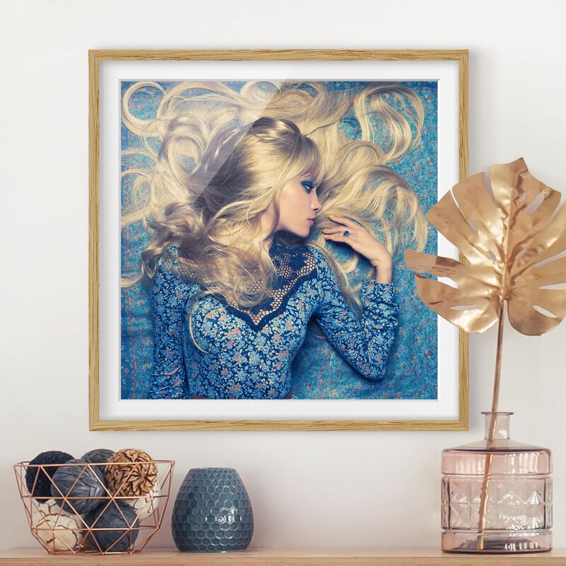 

Póster enmarcado - Hippiegirl In Blue Dimensión LxA: 70cm x 70cm, Marco: Roble