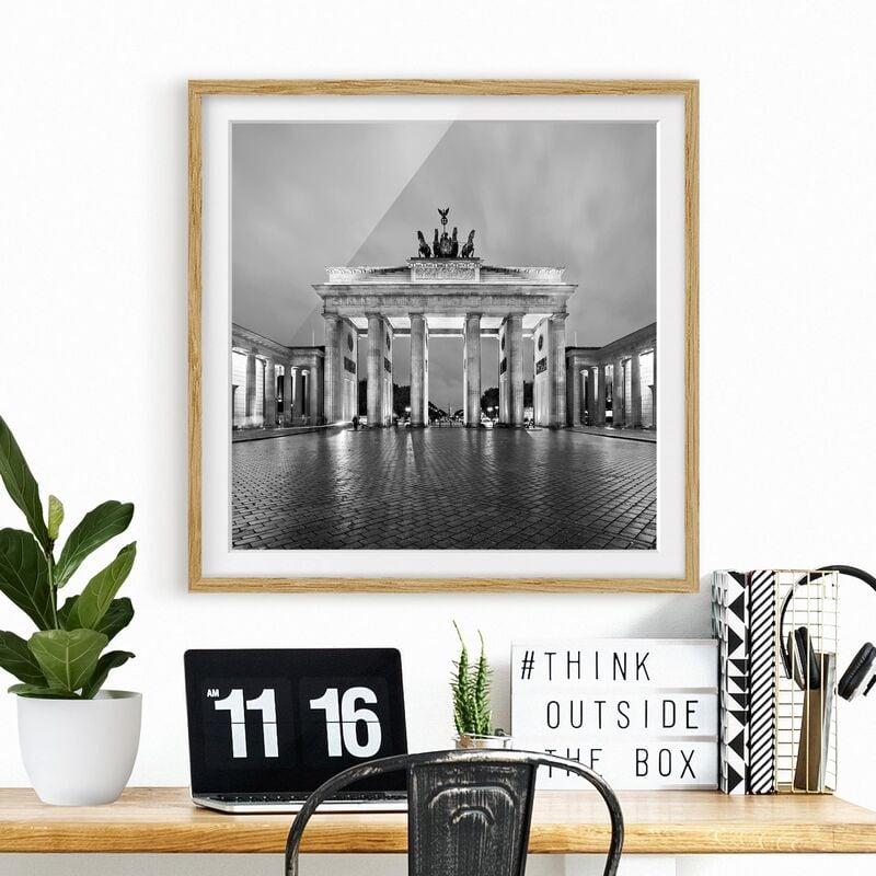 

Póster enmarcado - Illuminated Brandenburg Gate II Dimensión LxA: 30cm x 30cm, Marco: Roble