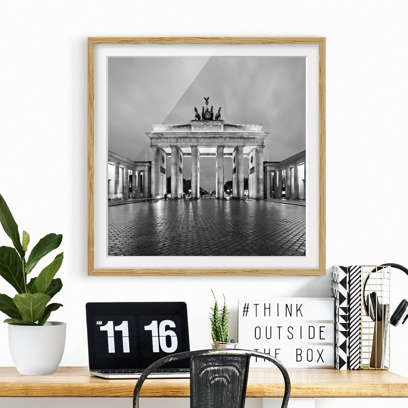 

Póster enmarcado - Illuminated Brandenburg Gate II Dimensión LxA: 70cm x 70cm, Marco: Roble