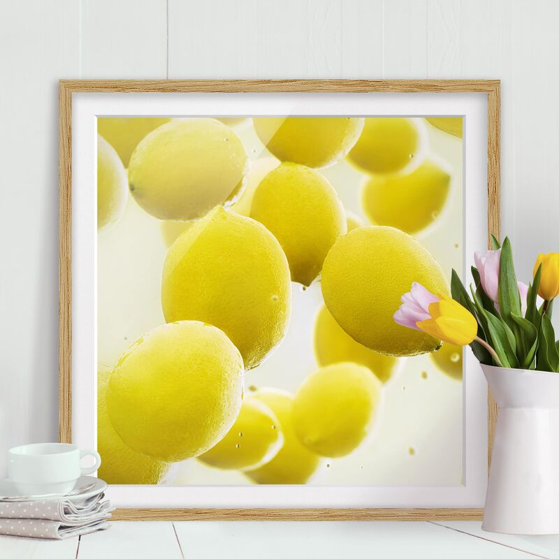 

Póster enmarcado - Lemon In The Water Dimensión LxA: 70cm x 70cm, Marco: Roble