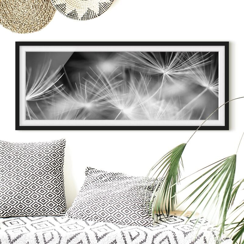 

Póster enmarcado - Denti Di Leone In Movimento Da Vicino Su Sfondo Nero Dimensión LxA: 30cm x 75cm, Marco: Negro