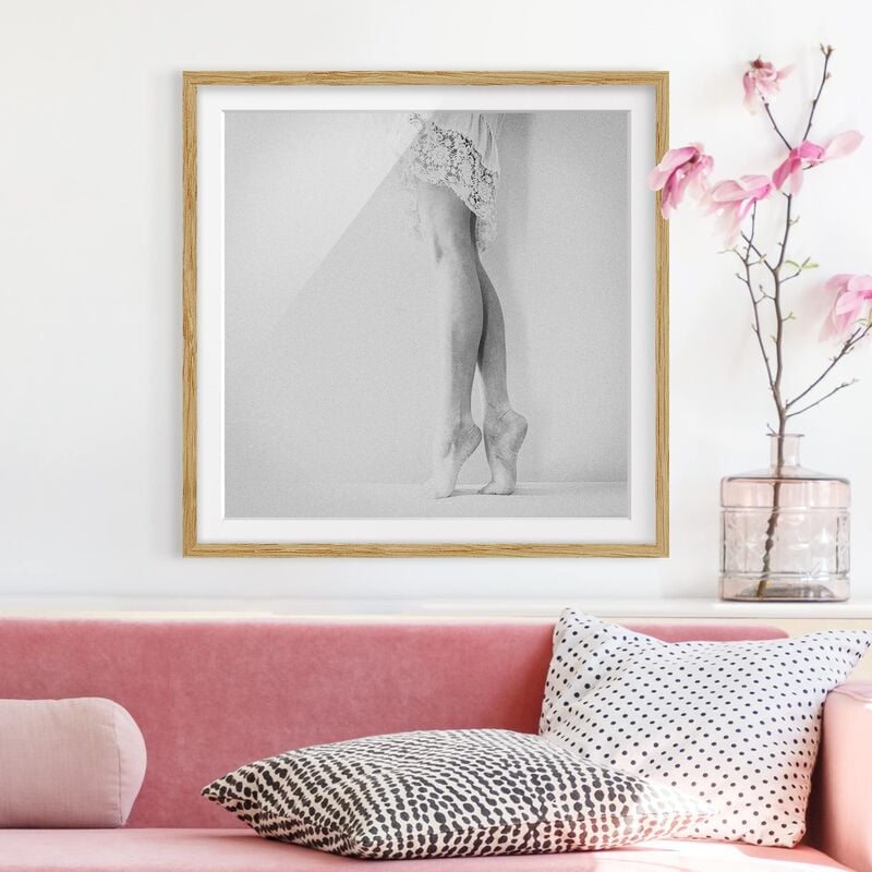 

Póster enmarcado - On Tiptoes Dimensión LxA: 70cm x 70cm, Marco: Roble