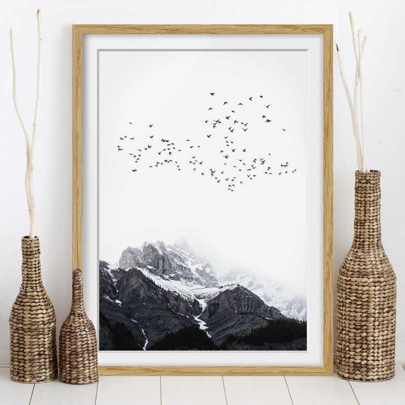 

Póster enmarcado - Stormo di uccelli davanti a montagne bianco e nero Dimensión LxA: 24cm x 18cm, Marco: Roble