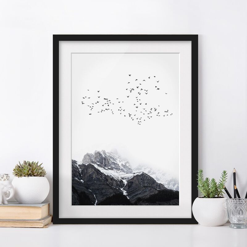 

Póster enmarcado - Stormo di uccelli davanti a montagne bianco e nero Dimensión LxA: 24cm x 18cm, Marco: Negro