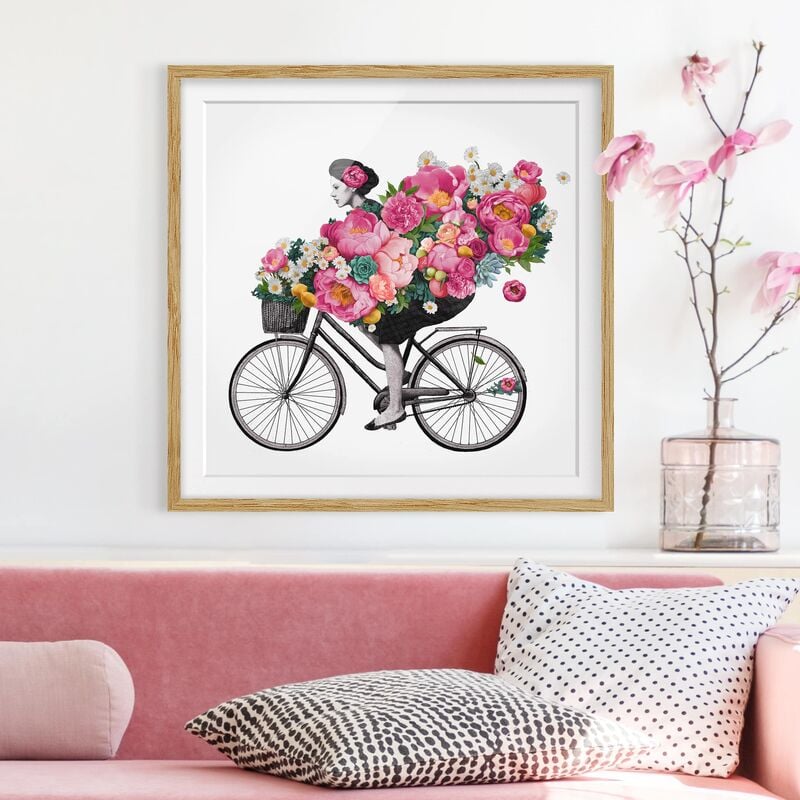 

Póster enmarcado - Illustrazione Donna in bicicletta Collage fiori variopinti Dimensión LxA: 70cm x 70cm, Marco: Roble
