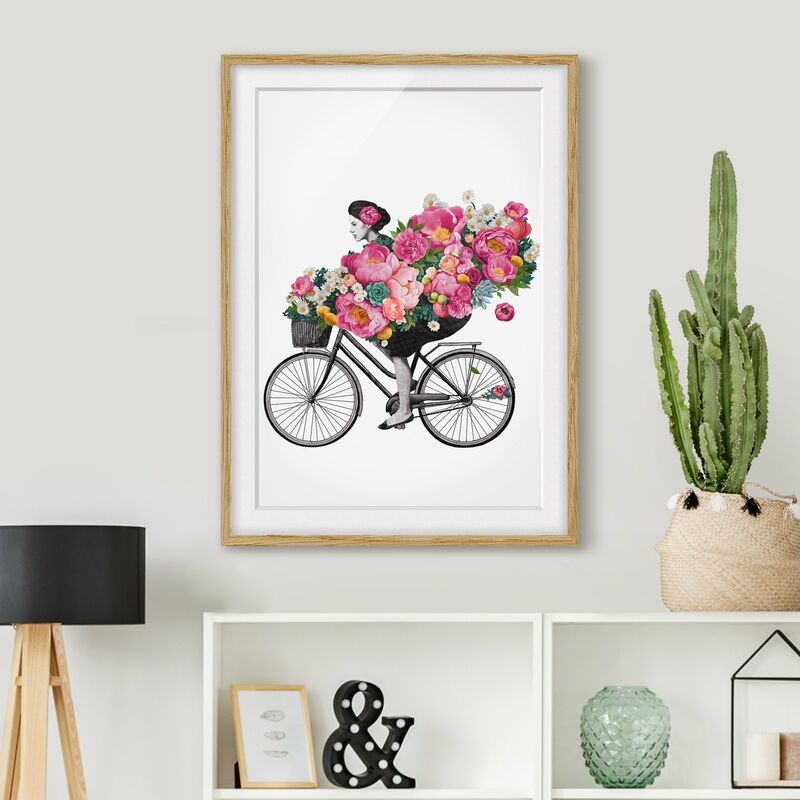 

Póster enmarcado - Illustrazione Donna in bicicletta Collage fiori variopinti Dimensión LxA: 70cm x 50cm, Marco: Roble