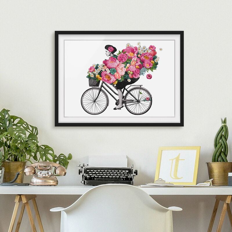 

Póster enmarcado - Illustrazione Donna in bicicletta Collage fiori variopinti Dimensión LxA: 18cm x 24cm, Marco: Negro