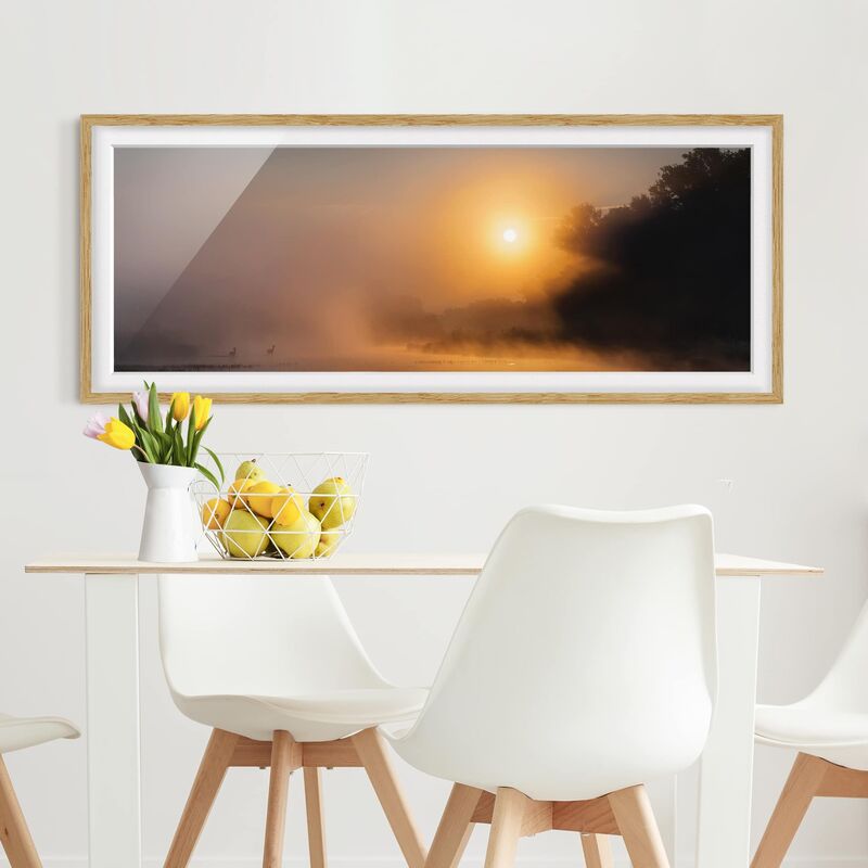 

Póster enmarcado - Alba Sul Lago Con I Cervi Nella Nebbia Dimensión LxA: 30cm x 75cm, Marco: Roble