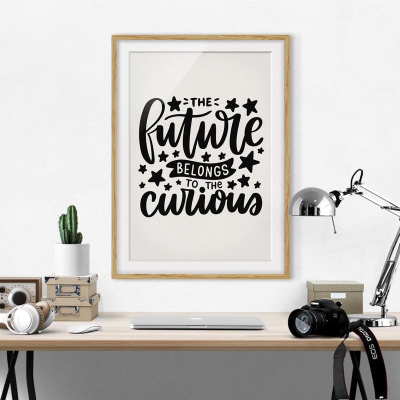 

Póster enmarcado - The Future Belongs To The Curious Dimensión LxA: 100cm x 70cm, Marco: Roble