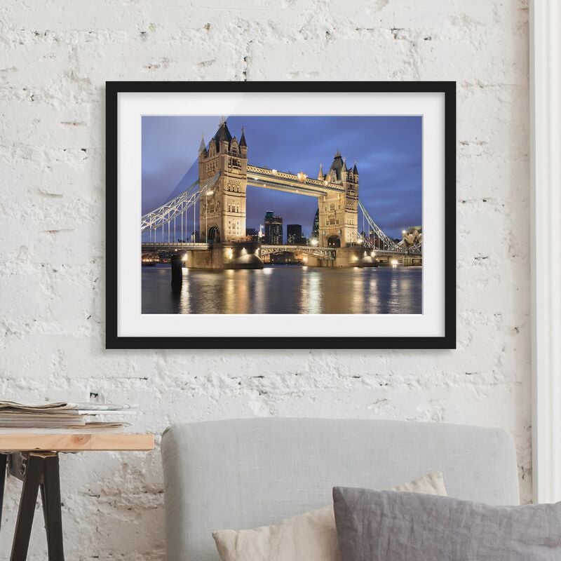 

Póster enmarcado - Tower Bridge At Night Dimensión LxA: 40cm x 55cm, Marco: Negro