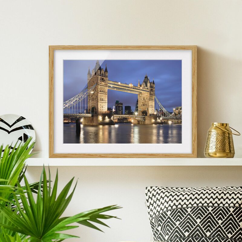 

Póster enmarcado - Tower Bridge At Night Dimensión LxA: 30cm x 40cm, Marco: Roble