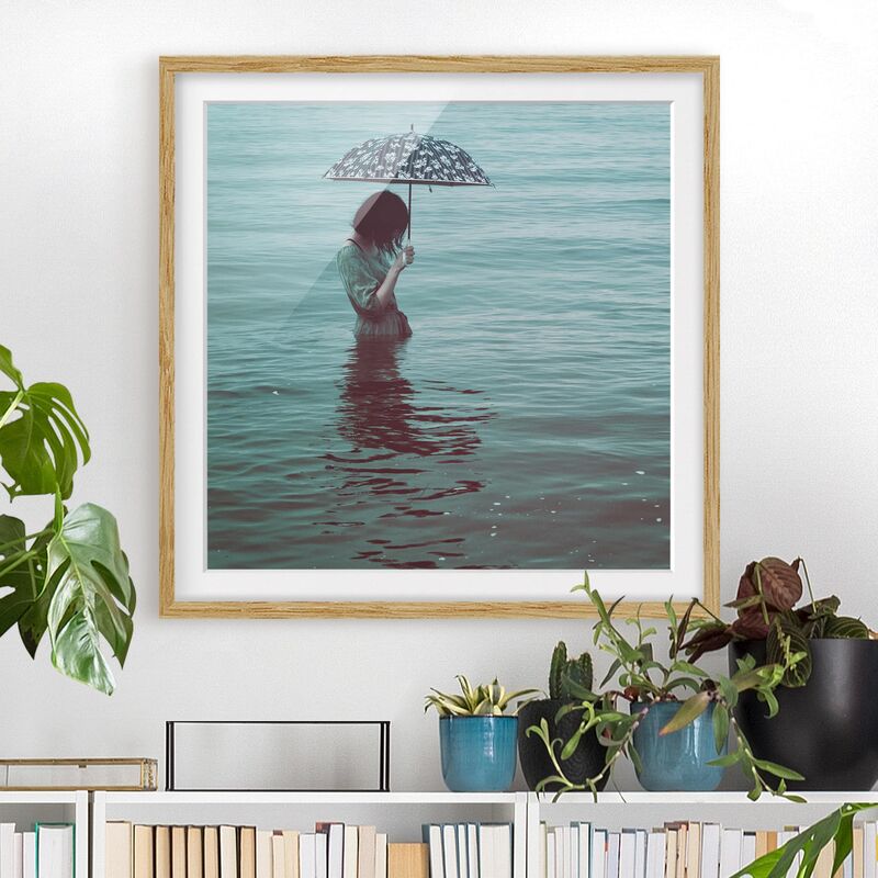 

Póster enmarcado - Walk In The Water Dimensión LxA: 30cm x 30cm, Marco: Roble