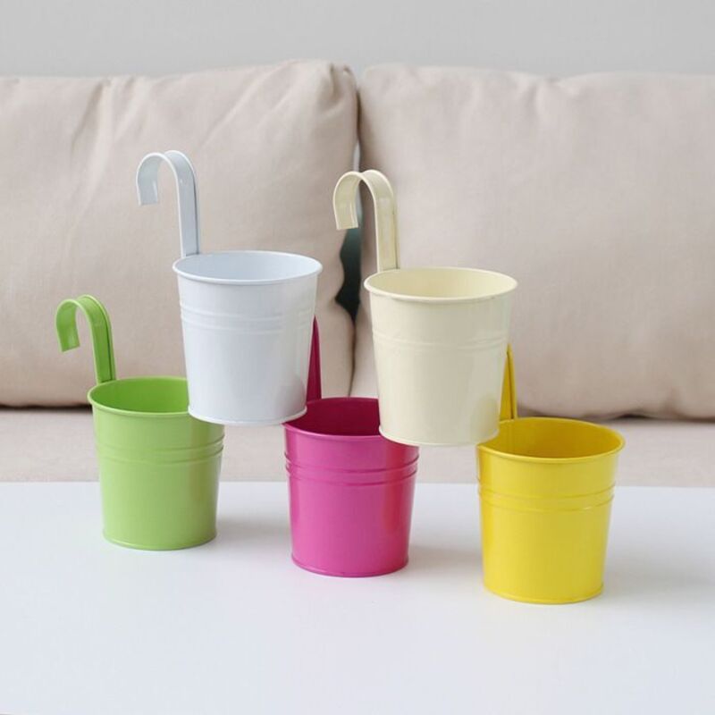 Pot de fleurs, petit pot suspendu en fer forgé, pot suspendu aux couleurs acidulées. Pot de fleurs, petit pot suspendu en fer forgé, pot suspendu aux couleurs acidulées.