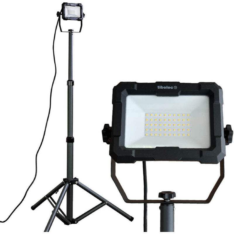 Tibelec - Projecteur led de chantier filaire sur pied téléscopique 50W, 4600 lumens, IP65, IK07, 4000K, garantie 3 ans Tibelec - Projecteur led de chantier filaire sur pied téléscopique 50W, 4600 lumens, IP65, IK07, 4000K, garantie 3 ans