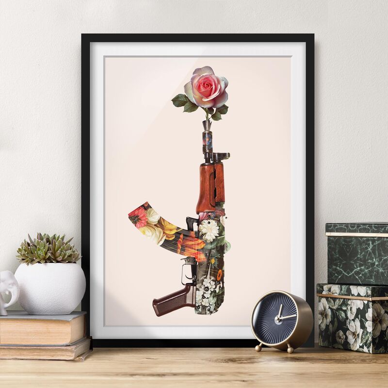 

Póster enmarcado - Arma con Rosa Dimensión LxA: 70cm x 50cm, Marco: Negro