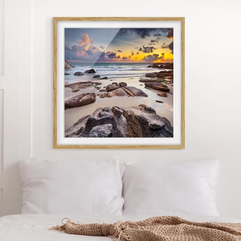 

Póster enmarcado - Beach With Sunrise In Thailand Dimensión LxA: 70cm x 70cm, Marco: Roble