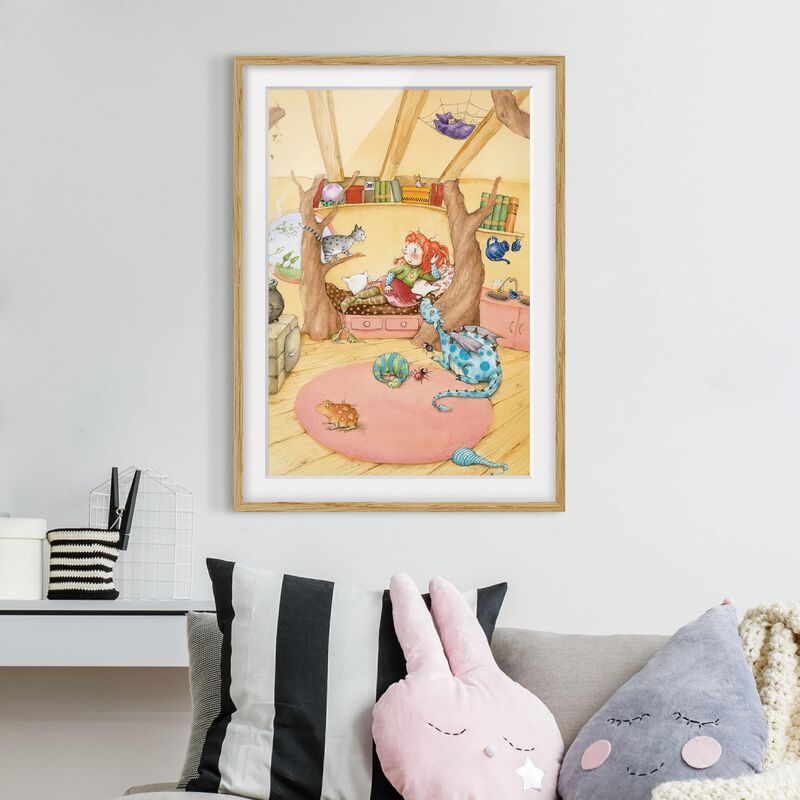 

Póster enmarcado - Frida Tells Of Witches Meeting Dimensión LxA: 70cm x 50cm, Marco: Roble