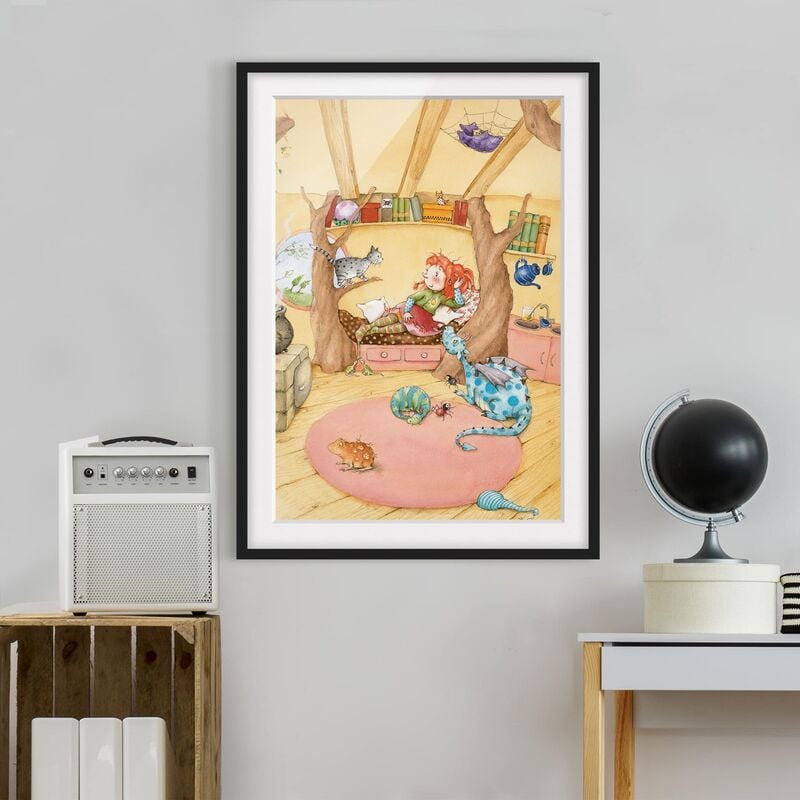 

Póster enmarcado - Frida Tells Of Witches Meeting Dimensión LxA: 70cm x 50cm, Marco: Negro