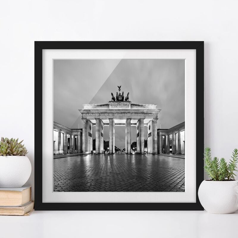 

Póster enmarcado - Illuminated Brandenburg Gate II Dimensión LxA: 70cm x 70cm, Marco: Negro
