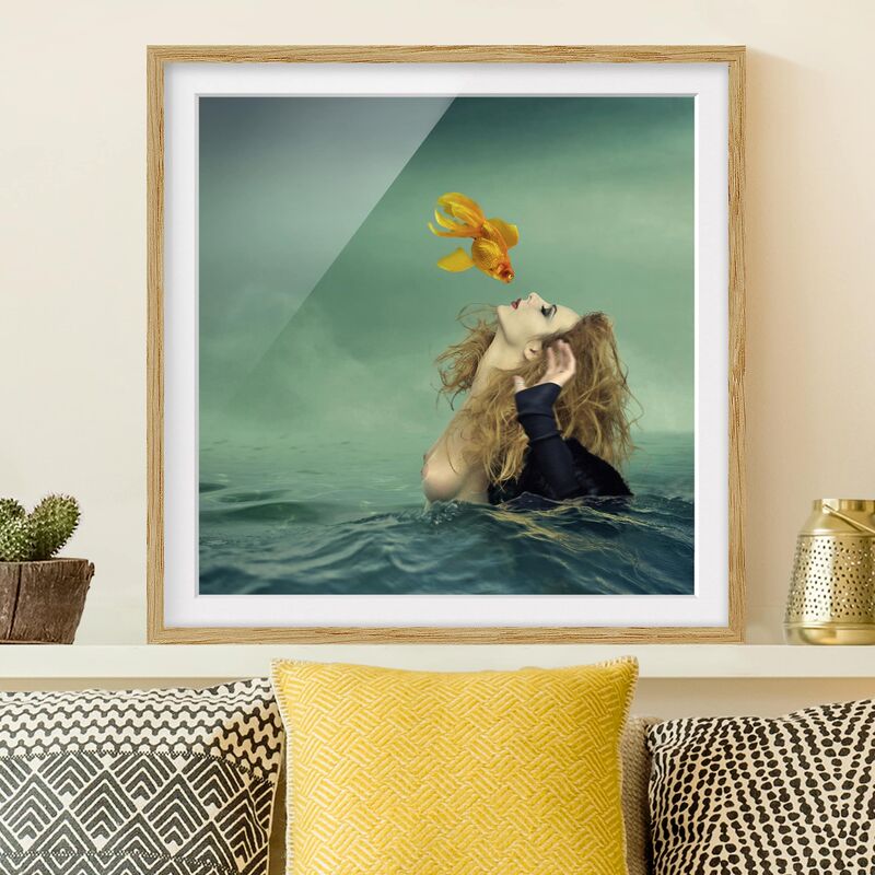 

Póster enmarcado - Kiss Of A Goldfish Dimensión LxA: 50cm x 50cm, Marco: Roble