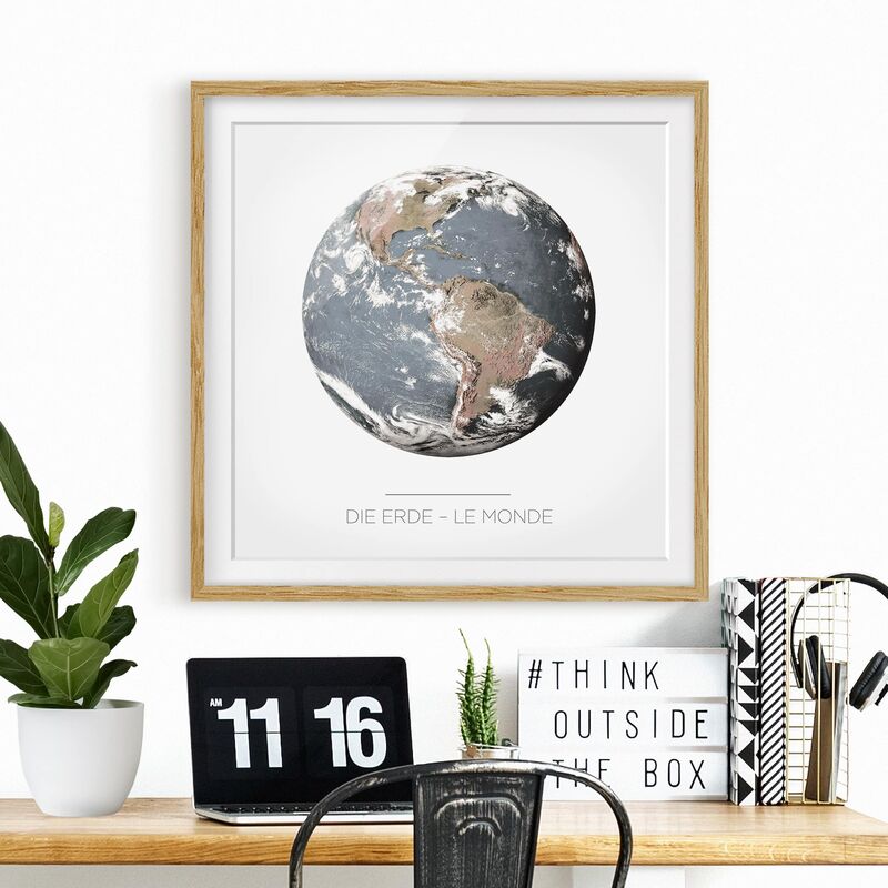 

Póster enmarcado - Le Monde - The Earth Dimensión LxA: 70cm x 70cm, Marco: Roble