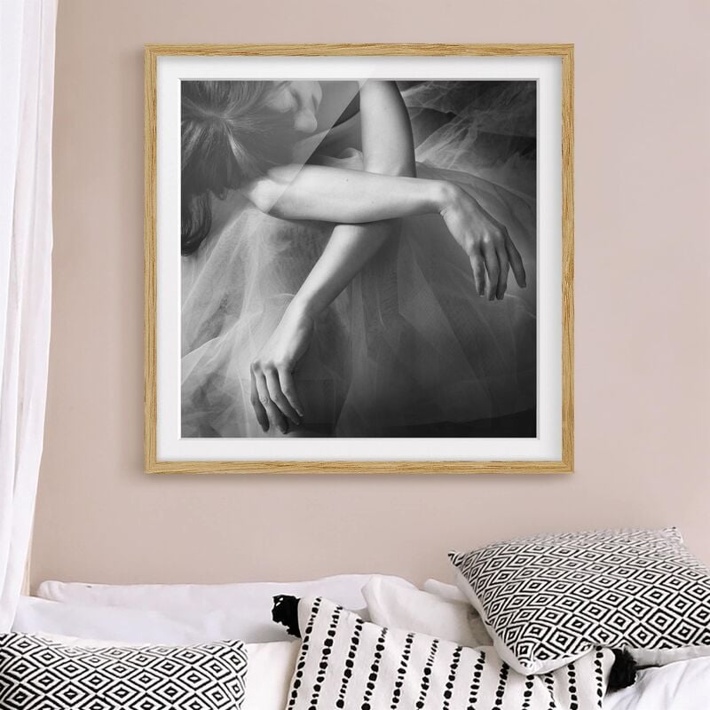 

Póster enmarcado - Le mani di un Ballerina Dimensión LxA: 70cm x 70cm, Marco: Roble