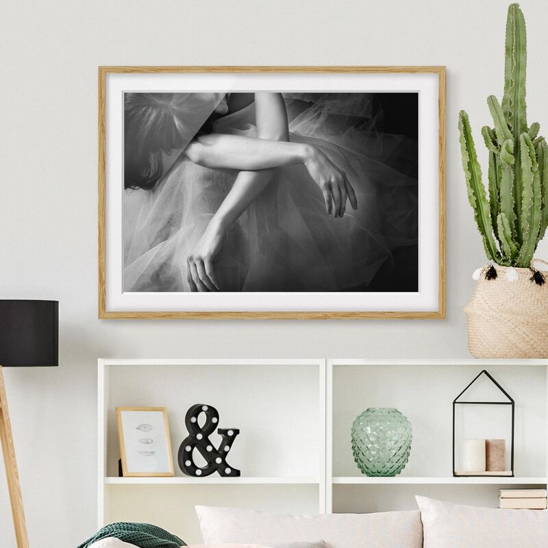

Póster enmarcado - Le mani di un Ballerina Dimensión LxA: 18cm x 24cm, Marco: Roble