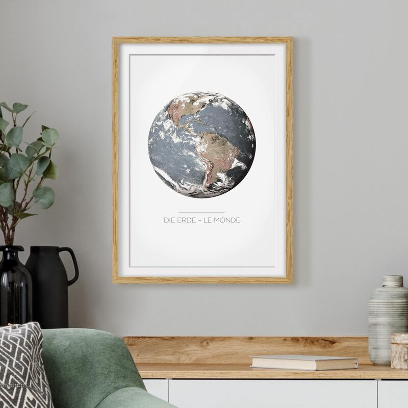 

Póster enmarcado - Le Monde - The Earth Dimensión LxA: 100cm x 70cm, Marco: Roble