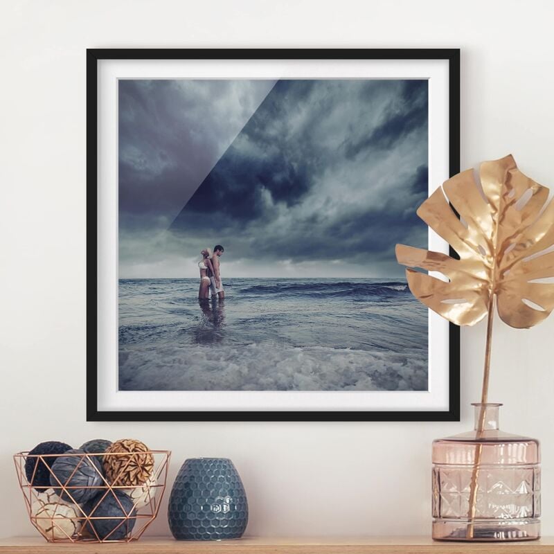 

Póster enmarcado - Lovers And The Sea Dimensión LxA: 50cm x 50cm, Marco: Negro