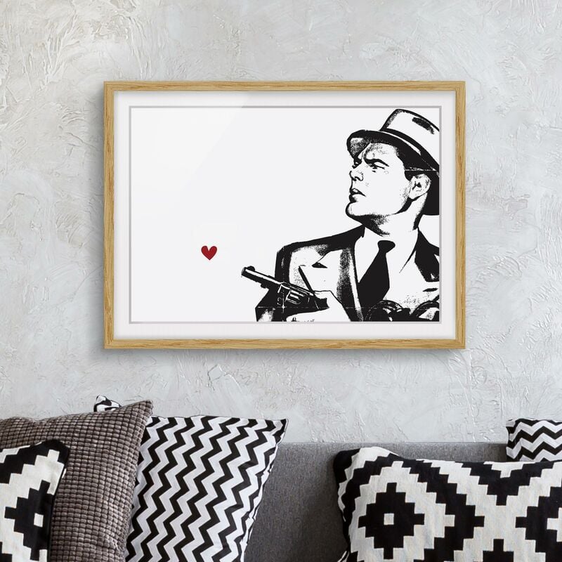 

Póster enmarcado - Love and Gun Dimensión LxA: 18cm x 24cm, Marco: Roble